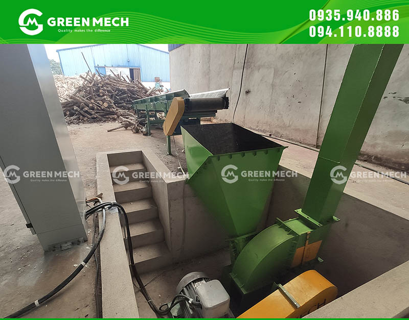 The wood chipper has a sturdy structure that produces chips with standard wood chip sizes for export.