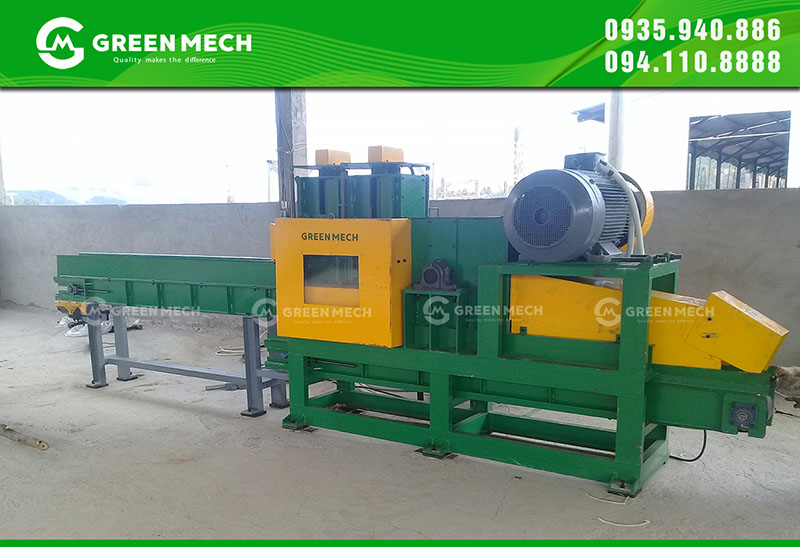 Wood crushing machine into sawdust, grinding a variety of types of wood, tree branches,...