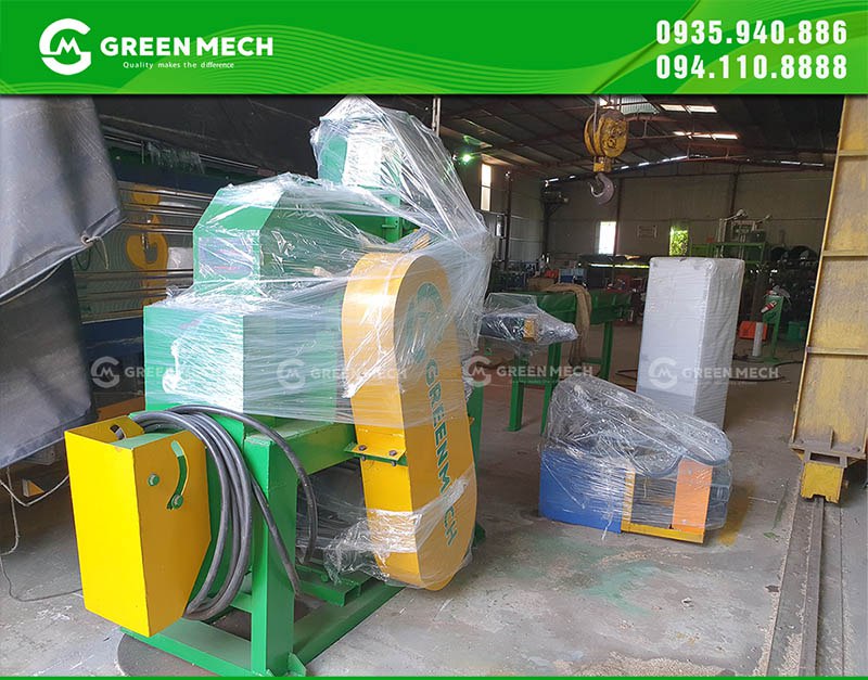 Packing sawdust crusher to deliver to customers safely and carefully